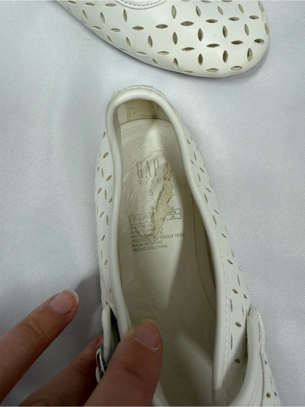 GAP | Mary Jane Flats White Shoes Perforated Lace Design Strap Big Girls Size 5